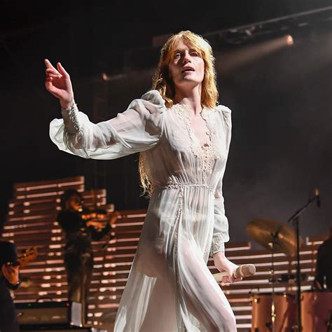 Florence Welch, égérie des bijoux abeille de Gucci Joaillerie .